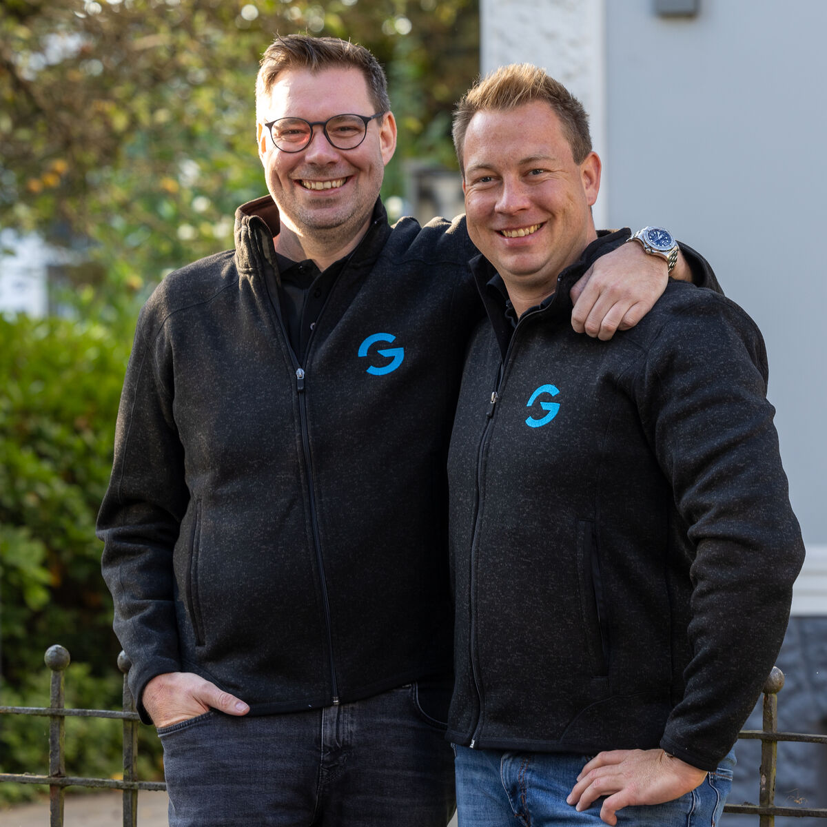 Arne und Malte Gerkens vor dem Betrieb